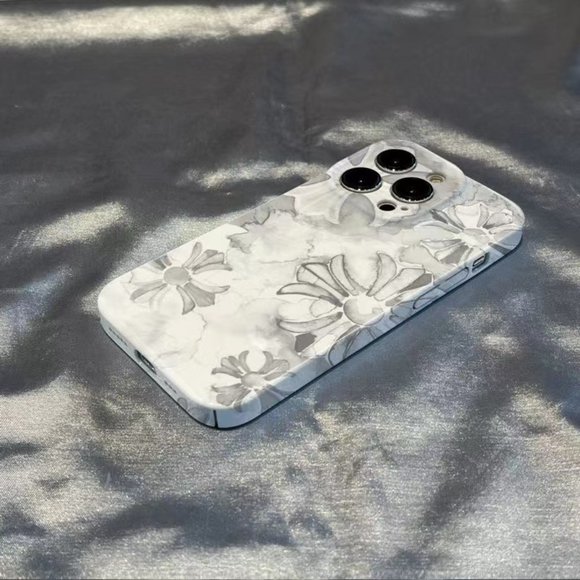 The new iPhone 14 case  Express shipping  Guaranteed refund - Picture 2 of 3